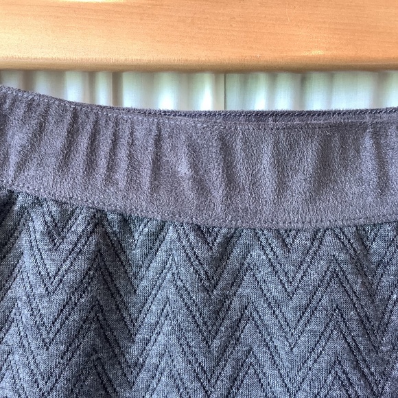 Candie’s Gray Zig-Zag Mini Skirt Pull On with Faux Suede Waist Band Small - Picture 7 of 9